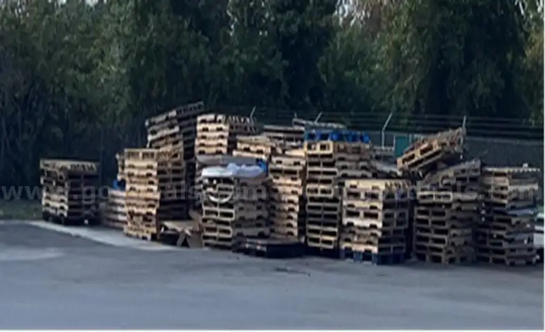 130 (+/-) wooden pallets - Orlando, FL