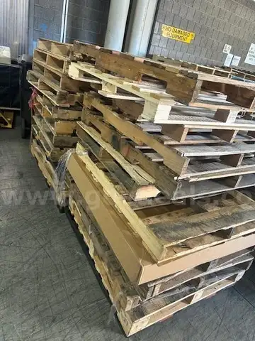 Lot of approximately 30 wood pallets
