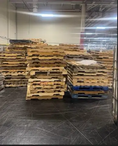Wood Pallets - Lot of 400