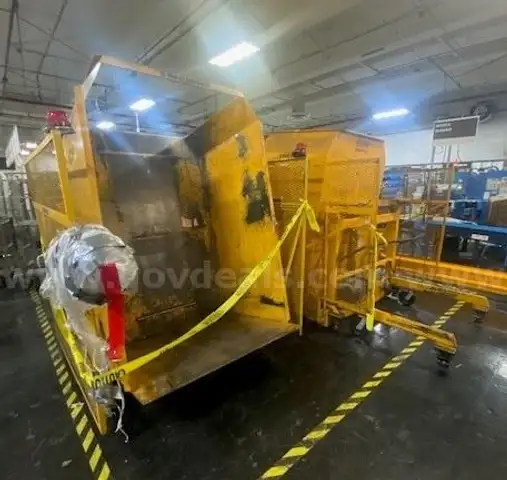 Lot of two hamper dumpers