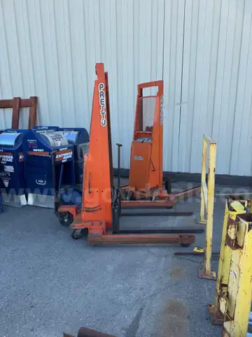 (Lot of 2) Pallet Lifter