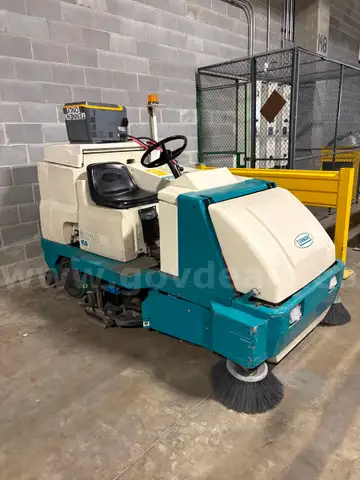 Tennant 8010 Sweeper