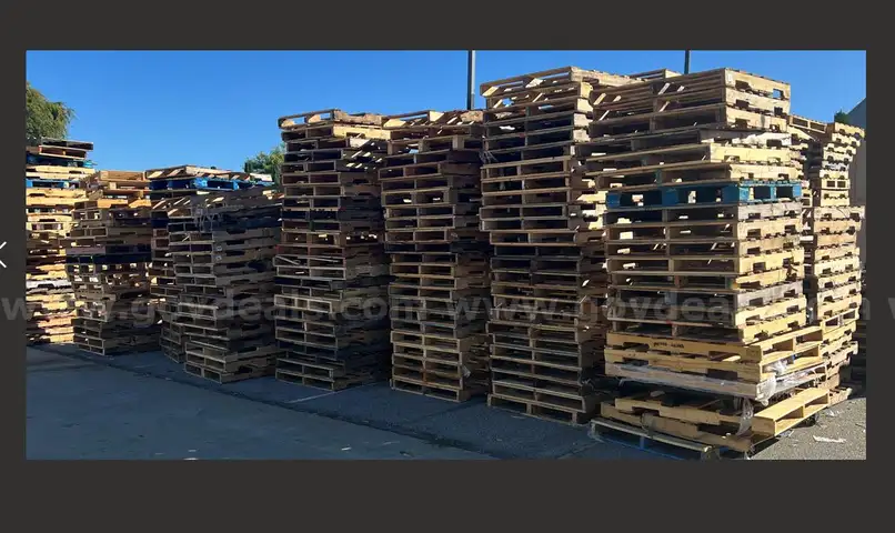 WOODEN PALLETS - LOT OF 200