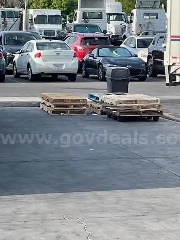 Wooden Pallets (1 lot 8 Plus)