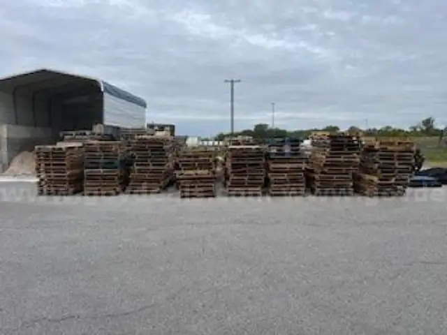 LOT of Approx. 400 Wooden Pallets