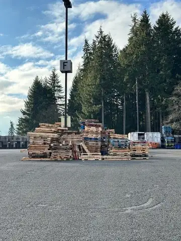 Wooden Pallets (Lot of 25+)