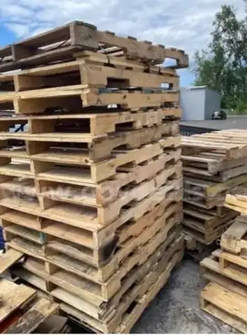 Wooden Pallets (Lot of 25+)
