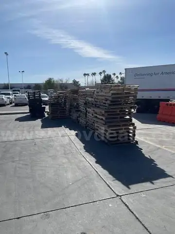 Wooden Pallets (1 lot of 130 Pallets Plus)