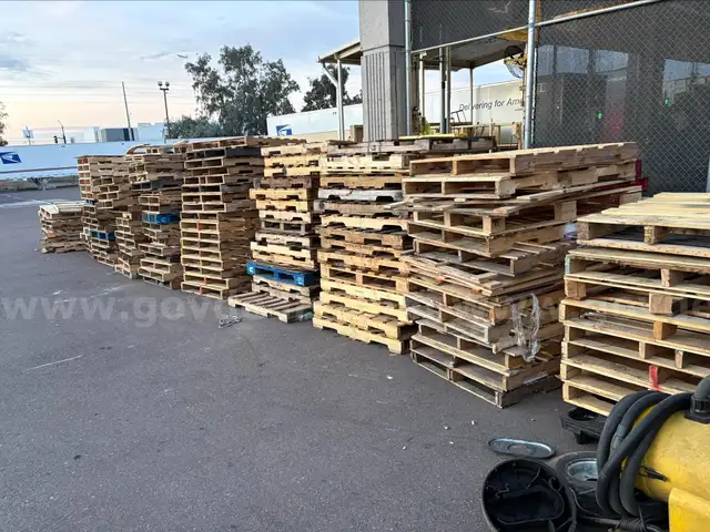 WOOD PALLETS - approx 100