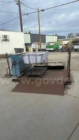 Advance Lifts: Top of Ground Dock Lift - 4000-pound capacity - working (CP# PP-1038621)