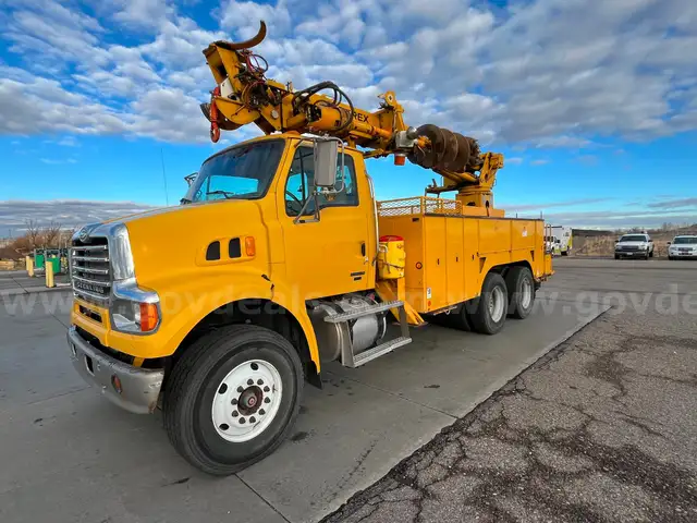 2010 Sterling L7500/Terex Line Bed Digger Derrick