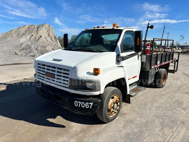 2006 GMC 5500 S/A Flatbed Truck