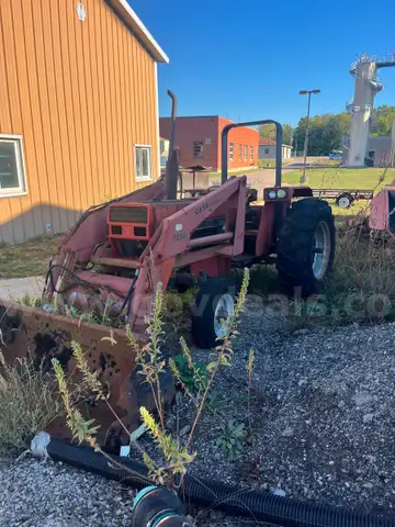 CASE 585 TRACTOR
