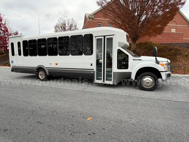 2011 Ford F-550 bus 28-Passenger