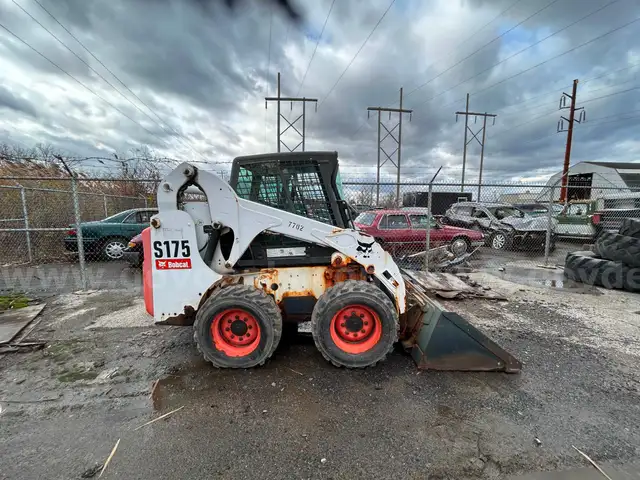 Bobcat Skid Steer + 2 Buckets