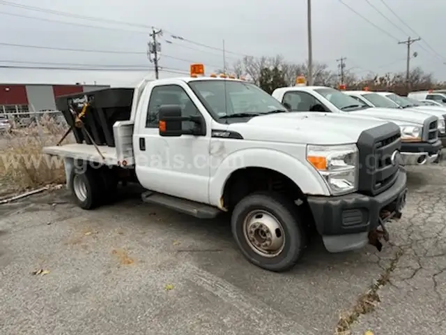 2013 Ford F-350 SD Flatbed w/ Salter/Spreader   LOW MILEAGE!!!