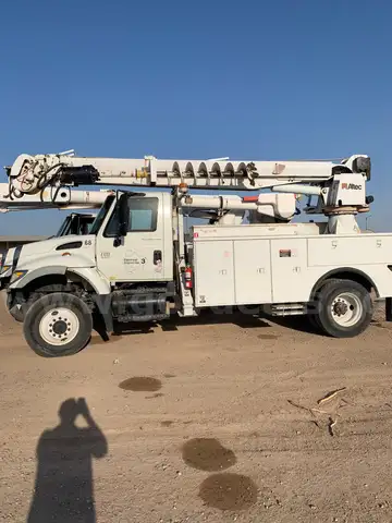 2007 International 7300 with Altec DM47-TR Digger Derrick