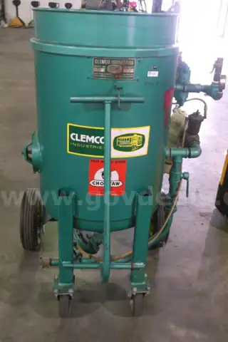 CLEMCO INDUSTRIES 2452 BLAST CLEANER / 600 LB Dry Blast