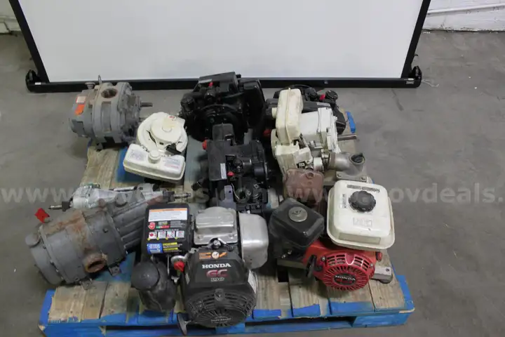 Mixed lot of (6) Small engines/water pump