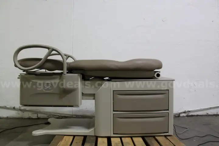 (1) Brewer T-exam table W/Foot pedal