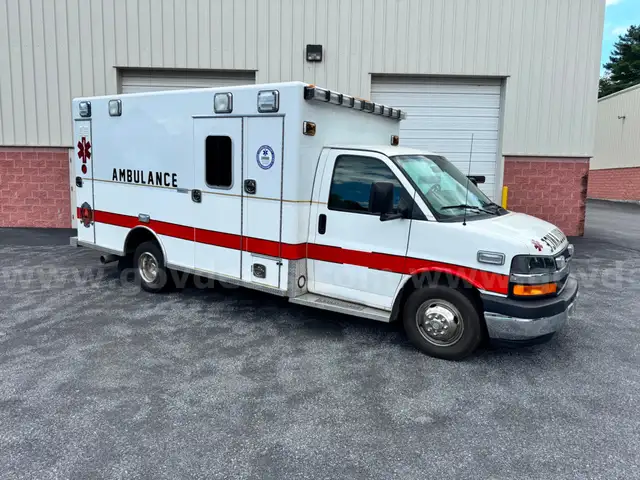Ambulance LOW MILES - Chevy G4500 Excellance Type III Box