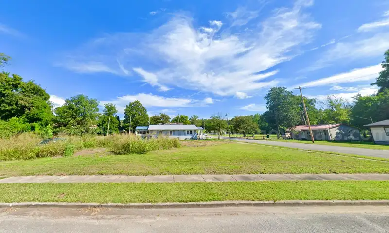 Large Lot (75&#x27; X 100&#x27;) in Southern Illinois