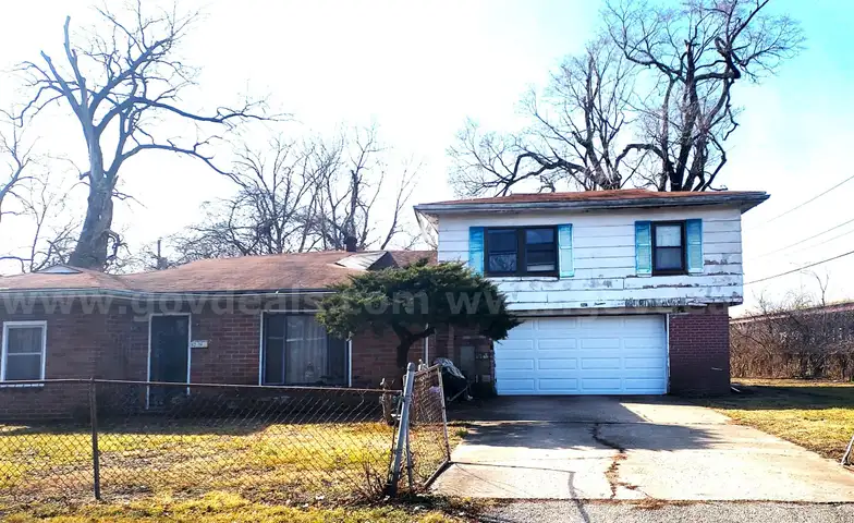 Single Family House on Double Lot next to St. Louis Downtown Airport