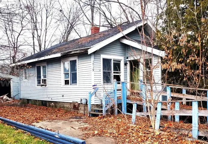 House 1.4 Miles from Uni. of Michigan and Flint Downtown