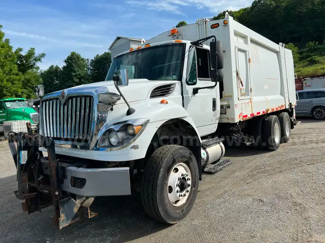 2012 International 7400 T/A Garbage Truck