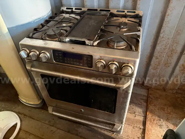 GE GAS STOVE &#x26; HOOD VENT