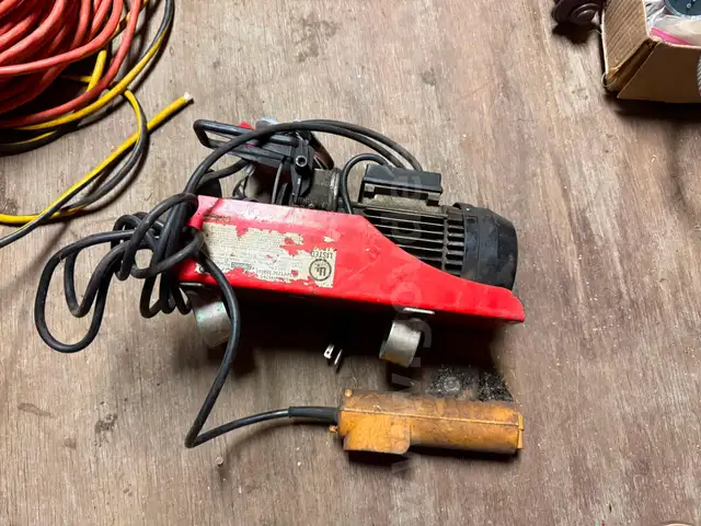 CHICAGO ELECTRIC 440 LBS. HOIST