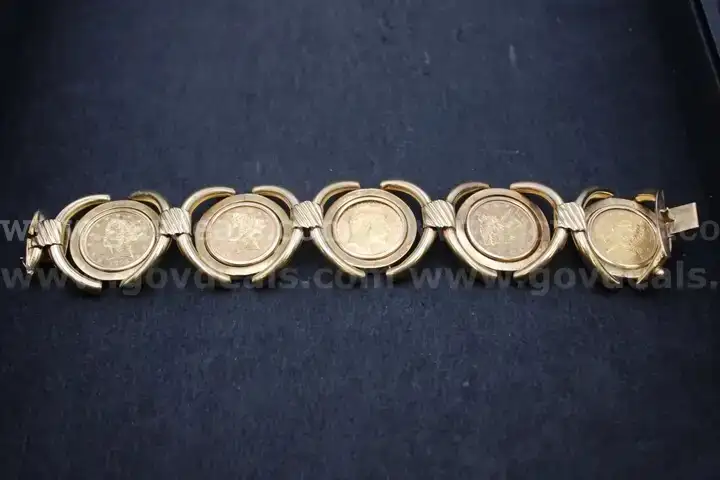 Bracelet containing 5 coins