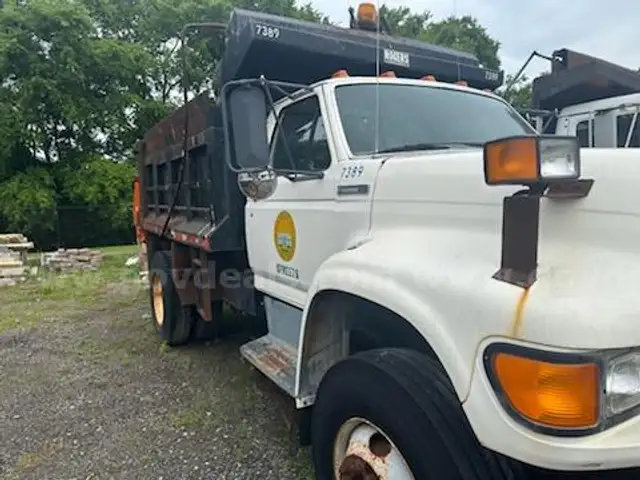 1997 Ford F800