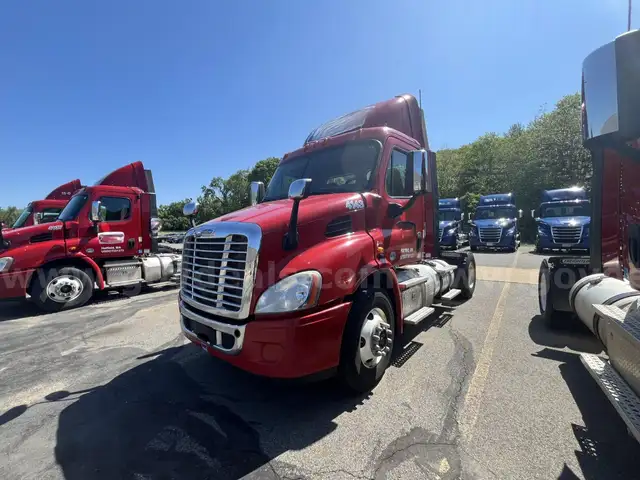2017 Freightliner Cascadia 113 S/A Day Cab Truck Tractor