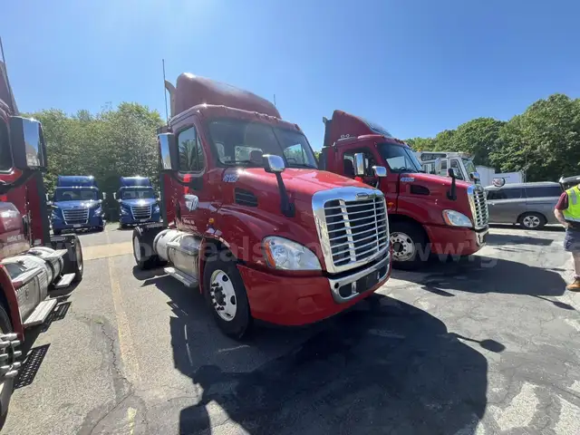 2017 Freightliner Cascadia 113 T/A Day Cab Truck Tractor