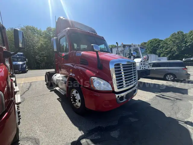 2017 Freightliner Cascadia 113 T/A Day Cab Truck Tractor