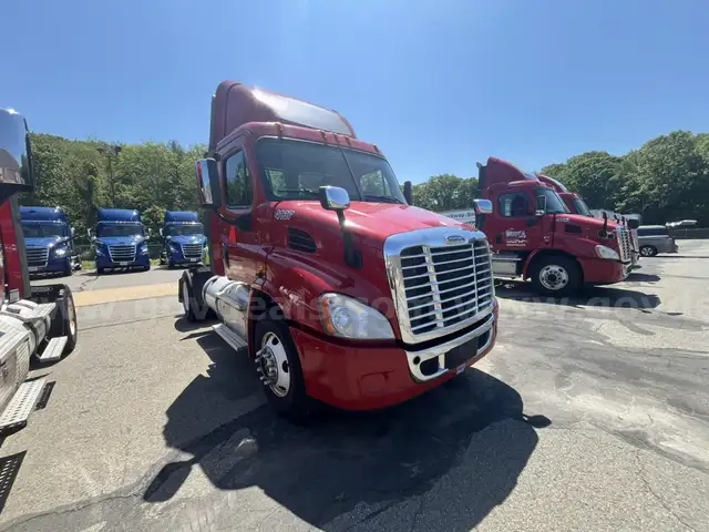 2017 Freightliner Cascadia 113 S/A Day Cab Truck Tractor