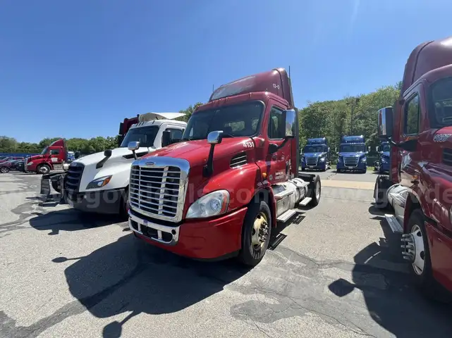 2017 Freightliner Cascadia 113 S/A Day Cab Truck Tractor
