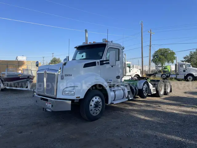 2016 Kenworth T880 T/A Day Cab Truck Tractor