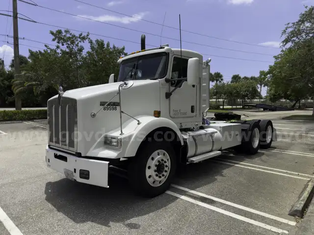 2012 Kenworth T800 T/A Day Cab Truck Tractor