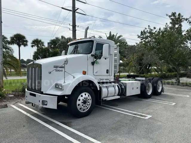 2014 Kenworth T800 T/A Day Cab Truck Tractor