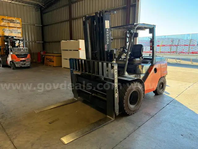 2014 Toyota 8FD50U Pneumatic Tire Forklift