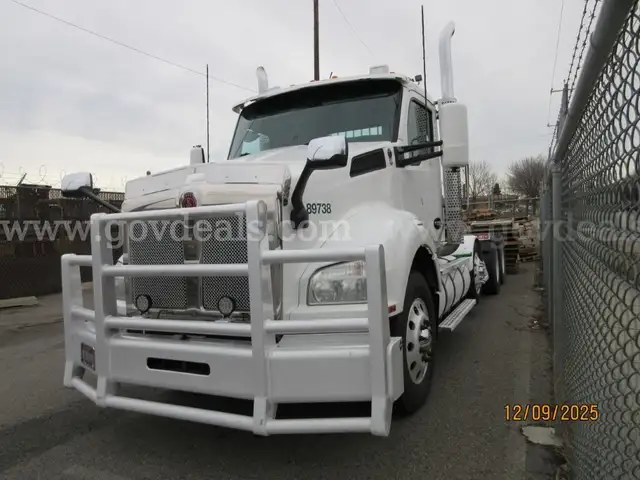 2018 Kenworth T880 Tri/A Day Cab Truck Tractor-Inoperable