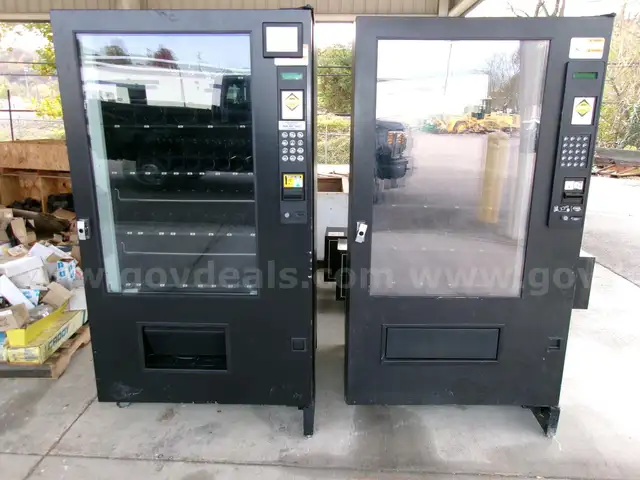 2 Vending Machine and 2 Money changes