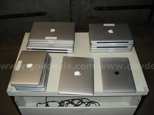 Lot of 16 MacBooks