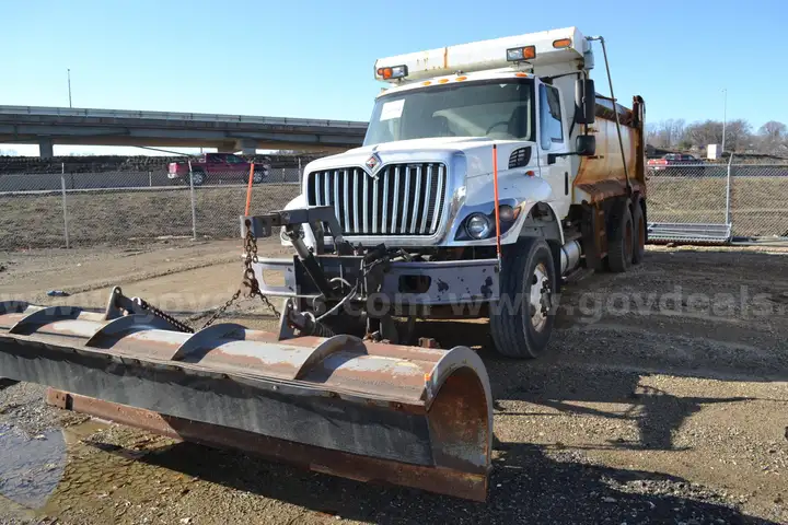 2009 International 7400 W/PLOW SPREADER
