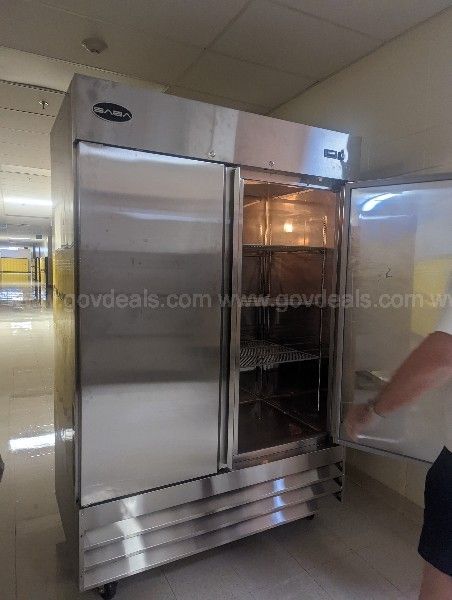 avantco reach in freezer