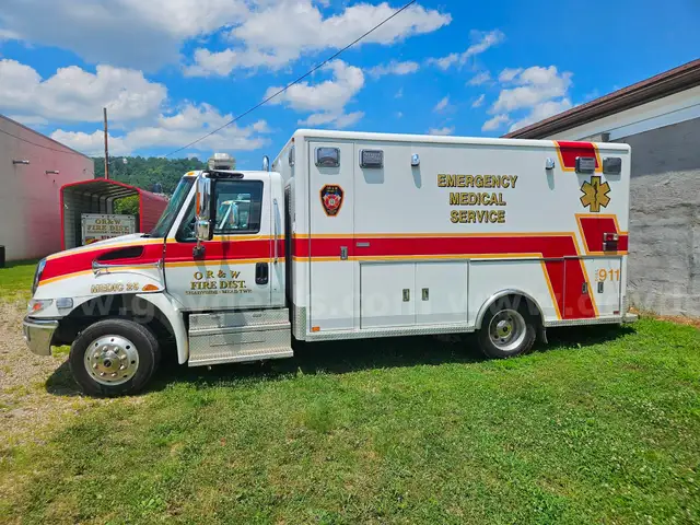 2005 International 4300 Ambulance