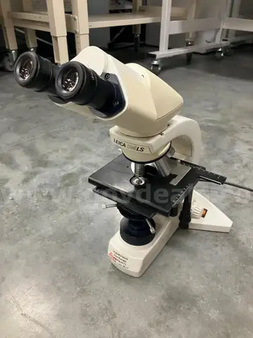 Leica DMLS Microscope w/ 4 objectives
