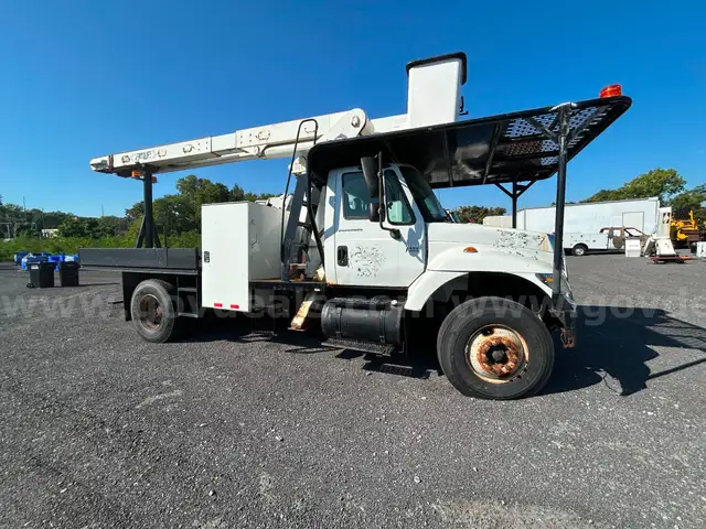 2003 International 7400 Aerial  Bucket Truck